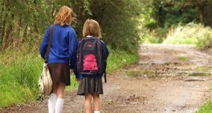Copiii britanici sunt mituiți pentru a merge pe jos la școală
