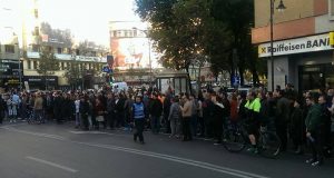 Bucureștenii ies din nou în stradă cerând demisia lui Oprea