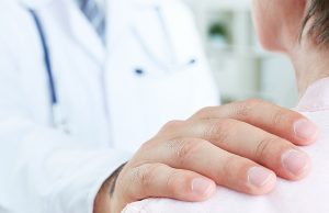 Percheziții pentru înșelăciune și exercitarea unei profesii fără drept la un cunoscut medic hărțuirea sexuală