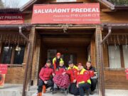 Medicii de la Floreasca l-au salvat! Salvamontistul mursecat de urs anul trecut a vizitat sediul din Predeal