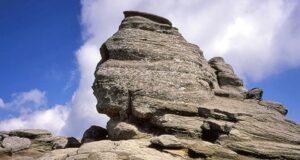 Cât de creduli sunt românii? Cum a ajuns o nouă conspirație să lege România de Franța prin tunelurile dacice